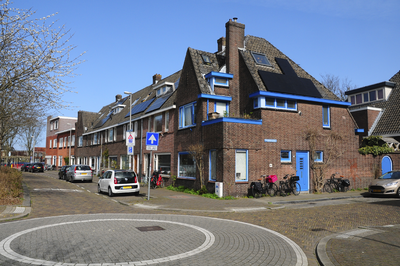 900165 Gezicht op de huizen Bosboom Toussaintstraat 15 -hoger te Utrecht, met rechts het hoekhuis Potgieterstraat 43.